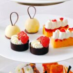 中央から時計回りに「ストロベリー&チョコレート」、「パールホワイトオーナメントムース」、「ホワイトチョコレートブラウニー」