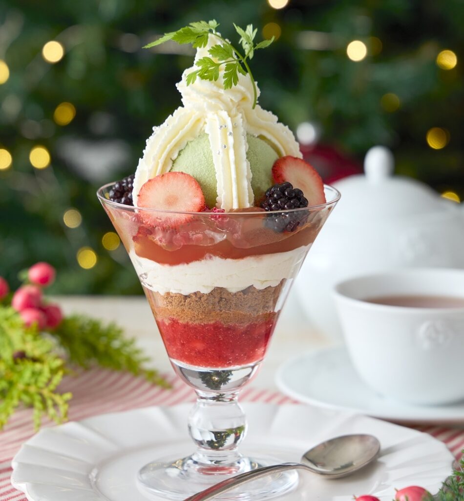 12月25日まで販売する「ベリーベリーチーズのクリスマスパフェ」紅茶付き・税込み1,680円