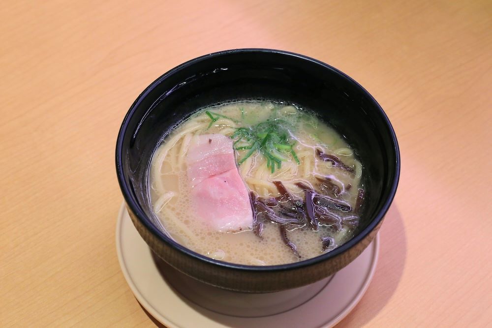 1月8日より展開、「博多一幸舎」が監修した「あっさり豚骨ラーメン」税込み480円