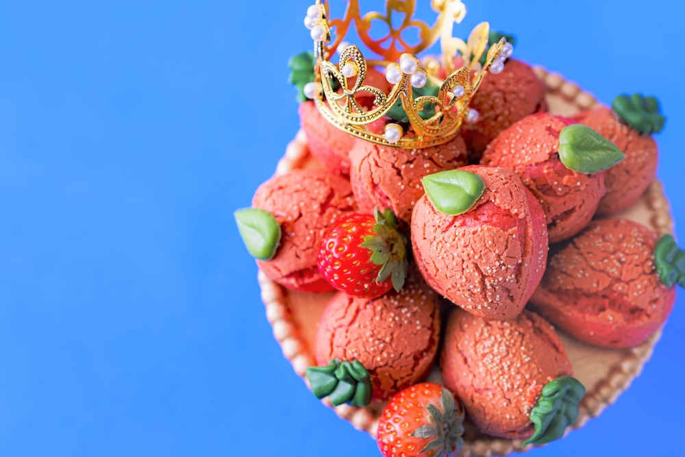 「スーパースイーツビュッフェ2025 ～ホテルでいちご狩り～　STRAWBERRY TRAVELS “TAKE OFF”！」イメージ