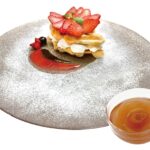 「森のキッチン」の「ストロベリークロッフルケーキ＆アップルティーセット」税込み1,800円