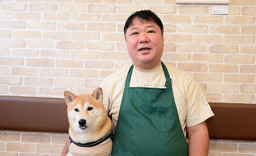 店主の佐藤恒志さんと小町