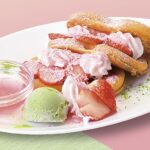 3月16日〜4月15日に販売する「さくら香るワッフルサンド」税込み1,380円