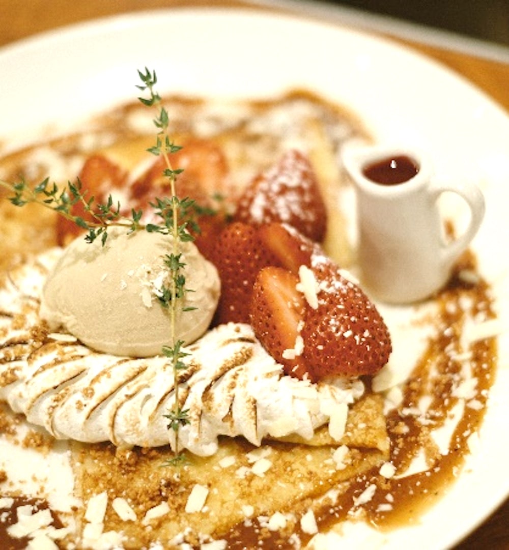 「CRÊPERIE Le Beurre Noisette」の「Fraise Earl Grey まりひめいちごとアールグレイのクレープ」税込み1,749円