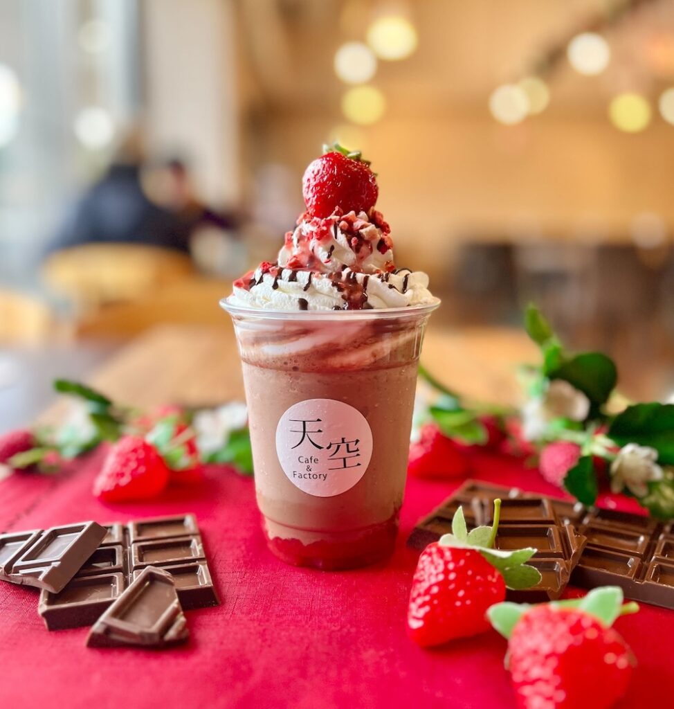 「天空カフェ＆ファクトリー」で土日祝日に展開中の「いちごのチョコフラッペ」税込み700円