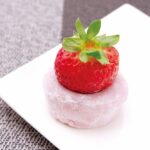 「旬果瞬菓 共楽堂」の各日10個限定「大いちご大福（赤）」540円