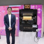 代表取締役社長の河本英雄さんとバウムクーヘン専用AIオーブン「テオ（THEO）」