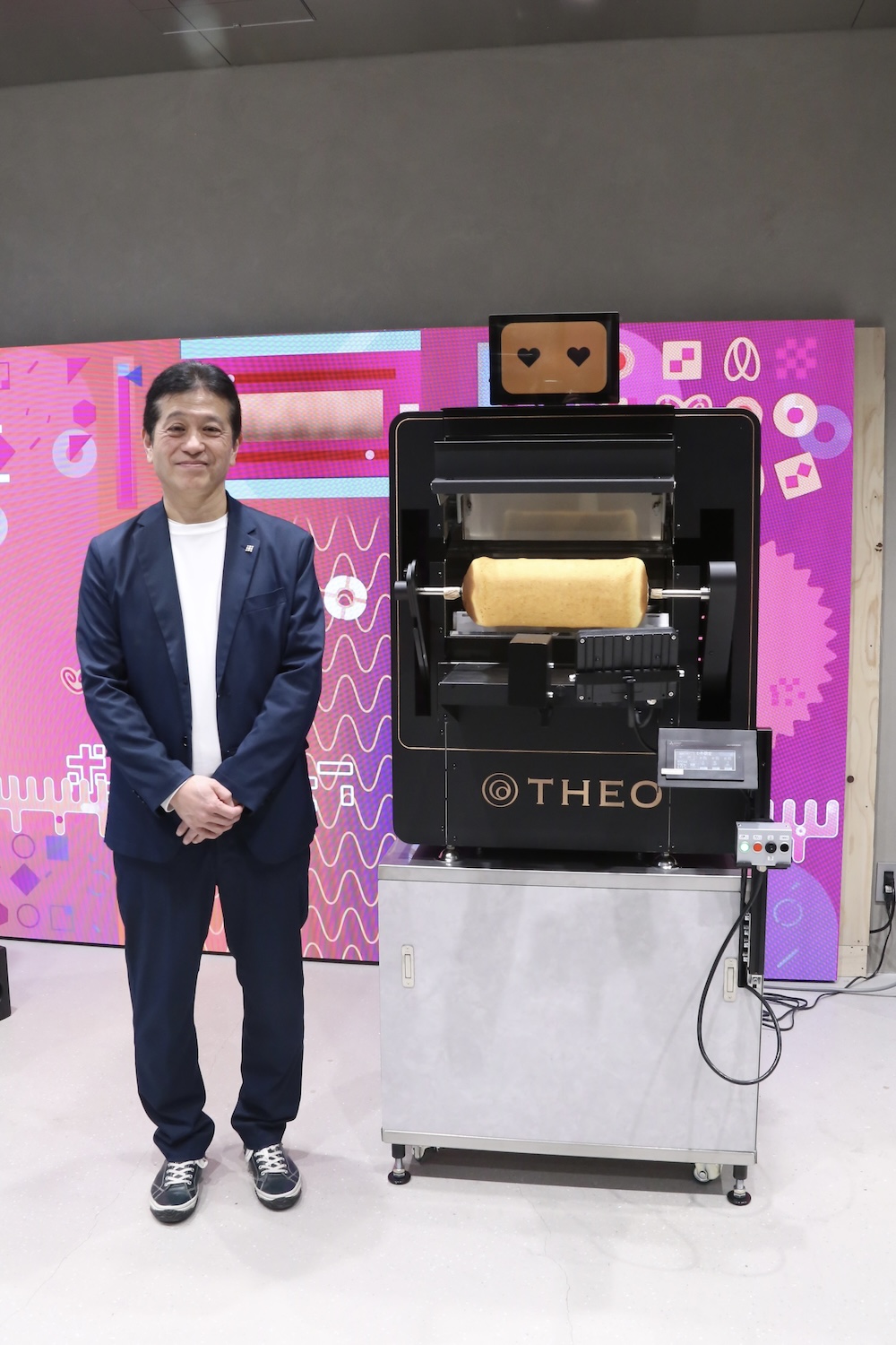 代表取締役社長の河本英雄さんとバウムクーヘン専用AIオーブン「テオ（THEO）」