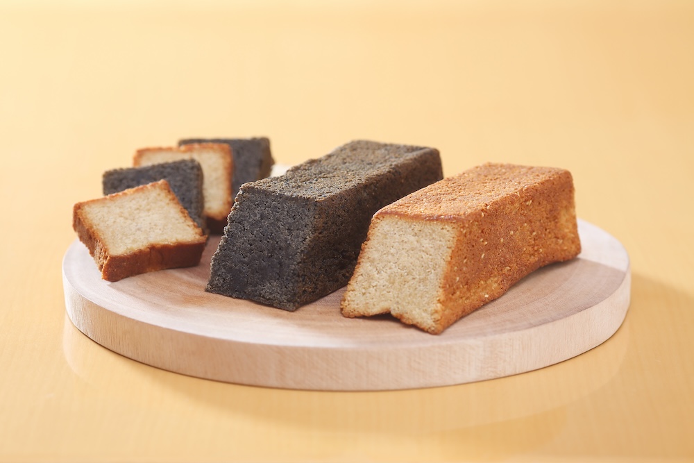 左から「黒ごまパウンドケーキ」、「白ごまパウンドケーキ」