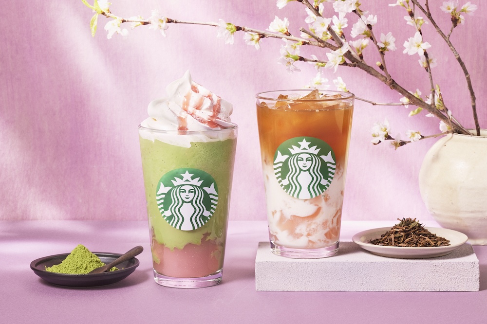 左から「抹茶と桜わらびもち フラペチーノ」、「ほうじ茶 & クラシックティー ラテ 桜わらびもち入り」