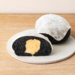 「デイジイ東京」が販売する「黒いもちクリームパン」税込み410円