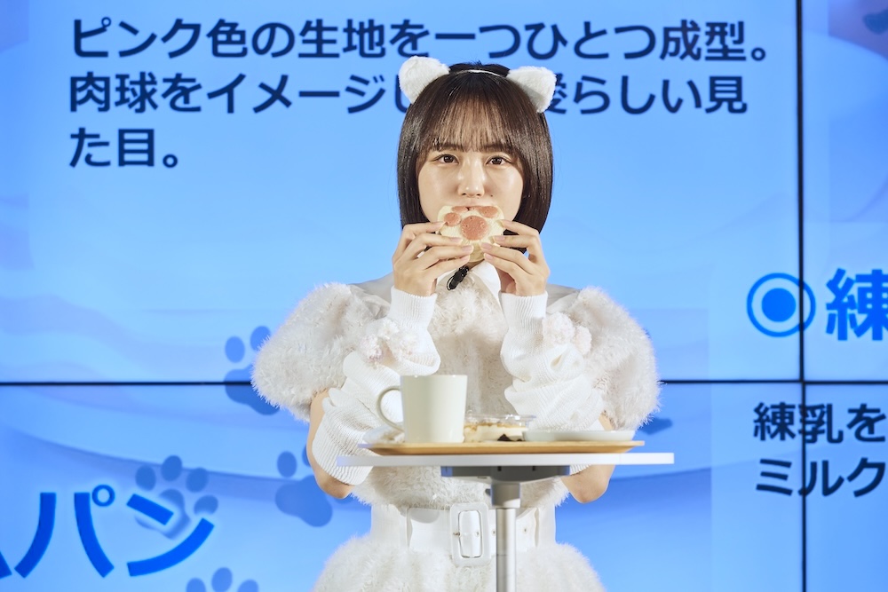 「肉球みたいなミルククリームパン」を食べるなえなのさん