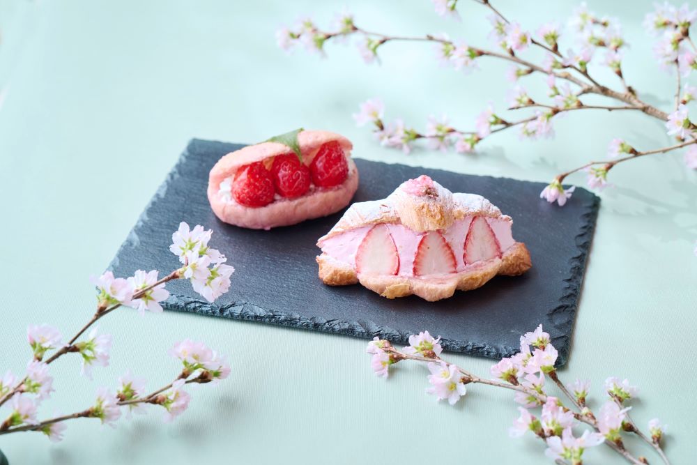 左から「道明寺パン」、「桜といちごのクロワッサン」各種税込み500円