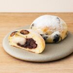 「THE STANDARD BAKERS TOKYO」が販売するグランスタ限定「黒豆求肥大福あんぱん」税込み346円