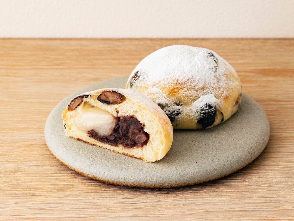 「THE STANDARD BAKERS TOKYO」が販売するグランスタ限定「黒豆求肥大福あんぱん」税込み346円