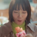 マクドナルドの新CM「あんことおもちのいちご大福パイ『じゅわわわっと』」篇ビジュアル