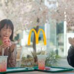 マクドナルドの新CM「あんことおもちのいちご大福パイ『じゅわわわっと』」篇ビジュアル