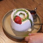 「とろけるチーズクリームの贅沢シフォンケーキ～濃厚抹茶といちご～」カット中の様子