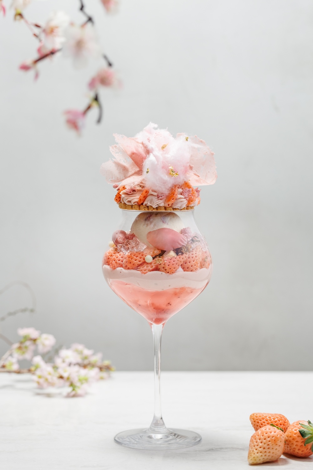 「Parfait aux Fraises Sakura ～AWAYUKI～白イチゴ淡雪の桜パフェ」イメージ