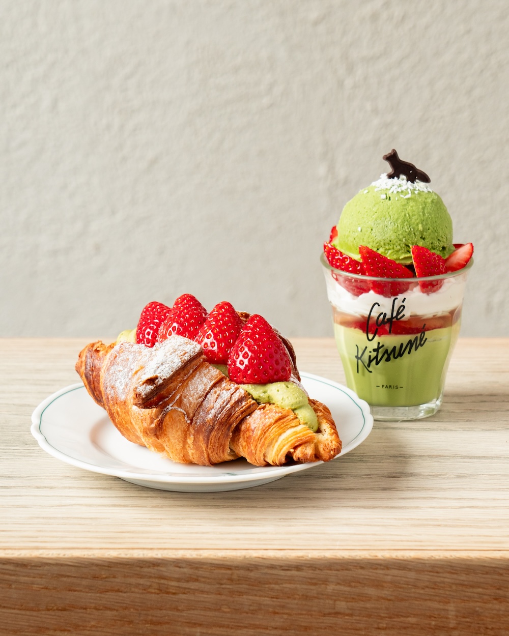 左から「Crème Croissant Matcha - 抹茶クリームクロワッサン」税込み800円、「Matcha Strawberry Pudding - 抹茶ストロベリープリン」税込み850円。いずれも渋谷店・京都店限定。