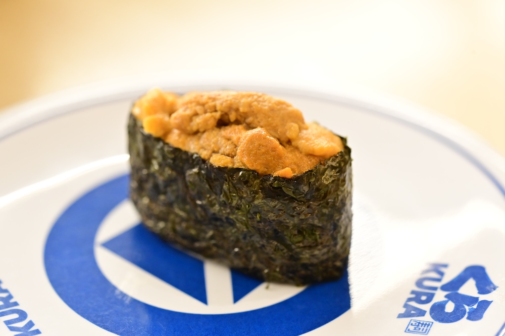 5月11日まで販売中の「濃厚うに（一貫）」税込み230円