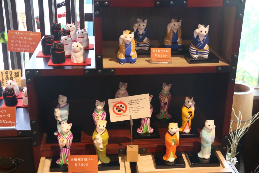 「谷中堂」で販売しているスラっとした佇まいが上品な招き猫