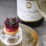 「BRASSERIE by plein」の「鮮魚とキャビアのタルト」および「スパークリングワイン」