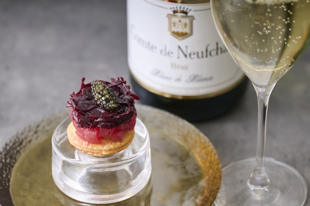 「BRASSERIE by plein」の「鮮魚とキャビアのタルト」および「スパークリングワイン」
