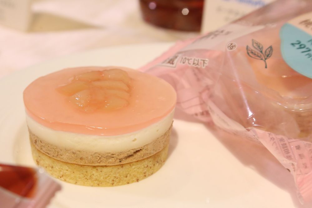 「桃と紅茶のケーキ」税込み320円