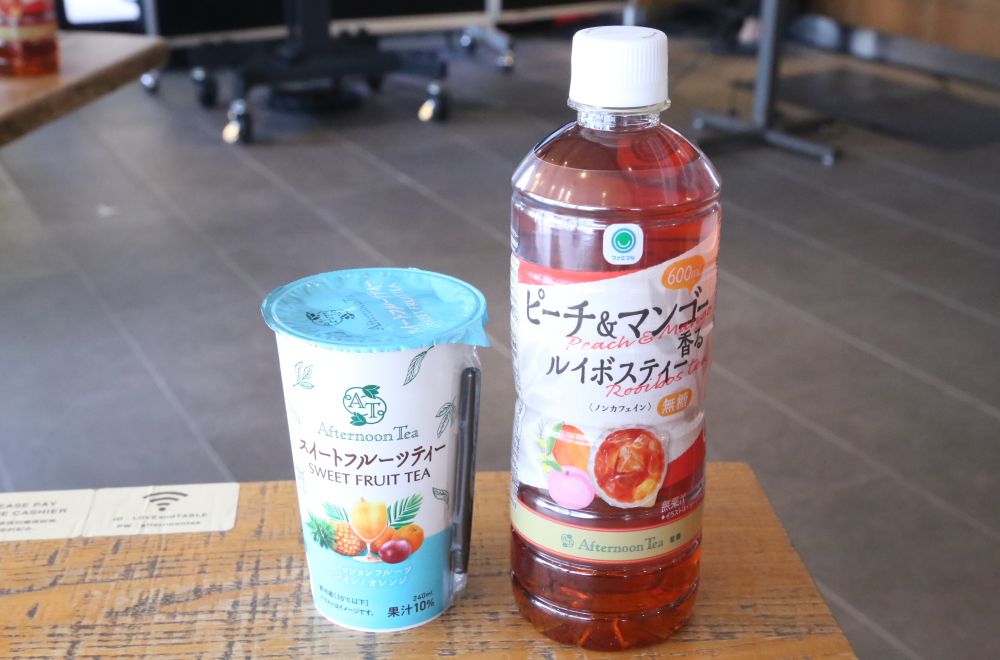 実食した「スイートフルーツティー」税込み198円、「ピーチ&マンゴー香るルイボスティー」税込み118円