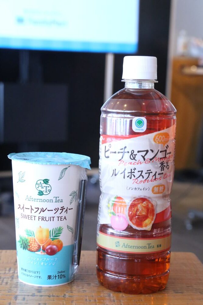 左から「ストレートフルーツティー」、「ピーチ&マンゴー香るルイボスティー」