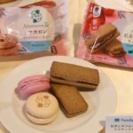 左から「マカロン ストレートティー&ピーチ」税込み295円、「紅茶とダブルベリーのビスケットサンド」税込み248円