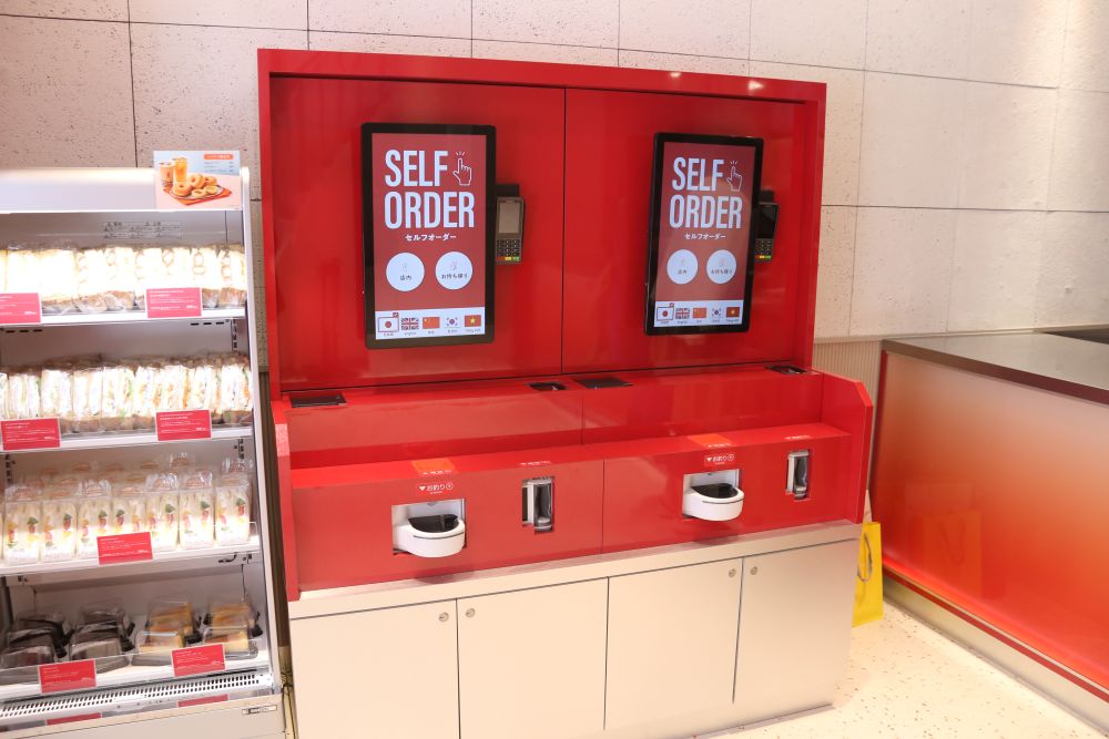 バーカウンター手前にあるセルフオーダー機