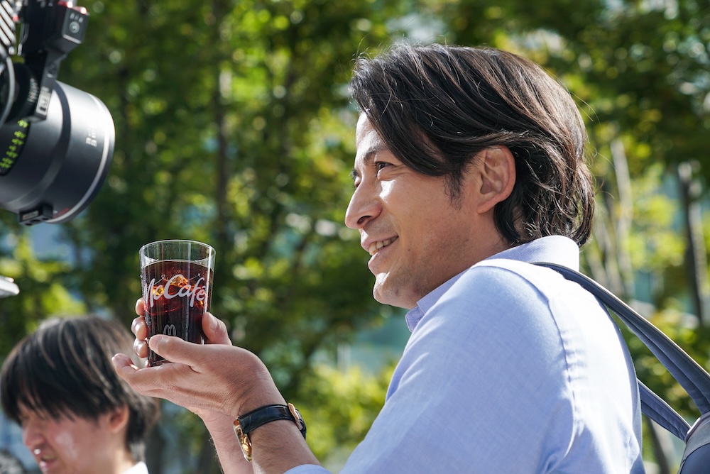マクドナルド「プレミアムローストアイスコーヒー」新テレビCM「ここ天国かよ」篇の撮影風景ビジュアル