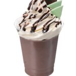 「キーコーヒー」の各日50点限定「チョコミントフロート(チョコ)」イートイン・税込み770円、テイクアウト・税込み756円
