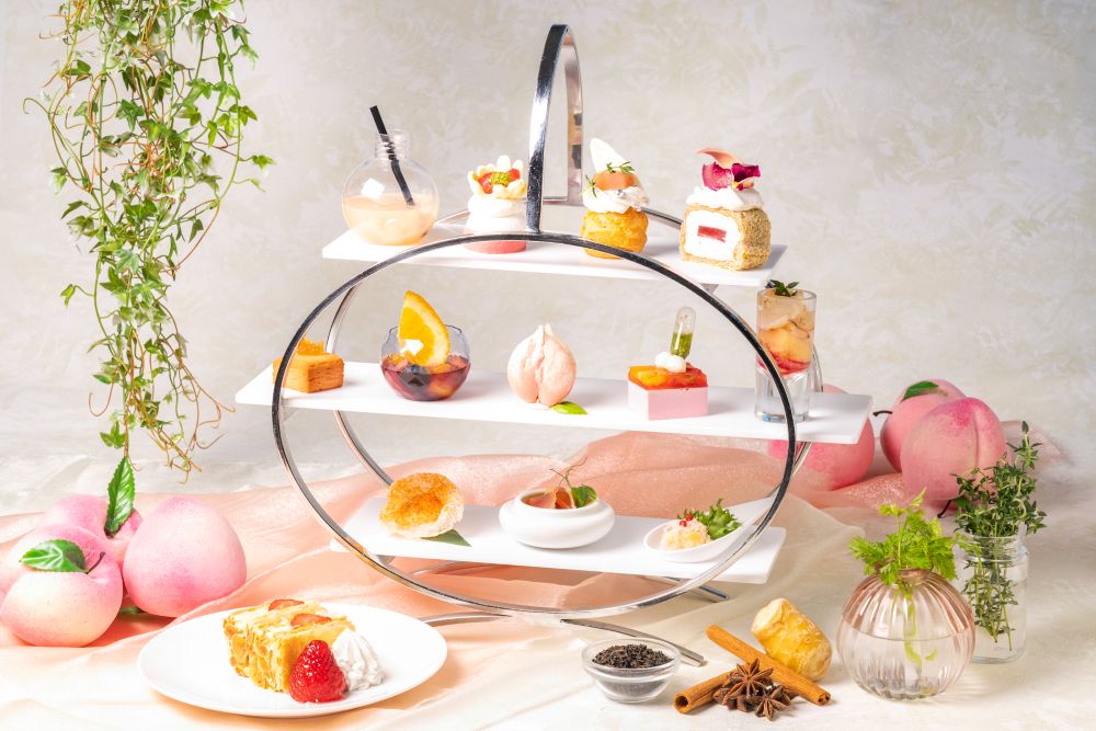 「ザ・グラン ラウンジ(THE GRAND LOUNGE)」にて提供する「桃のアフタヌーンティーセット」イメージ