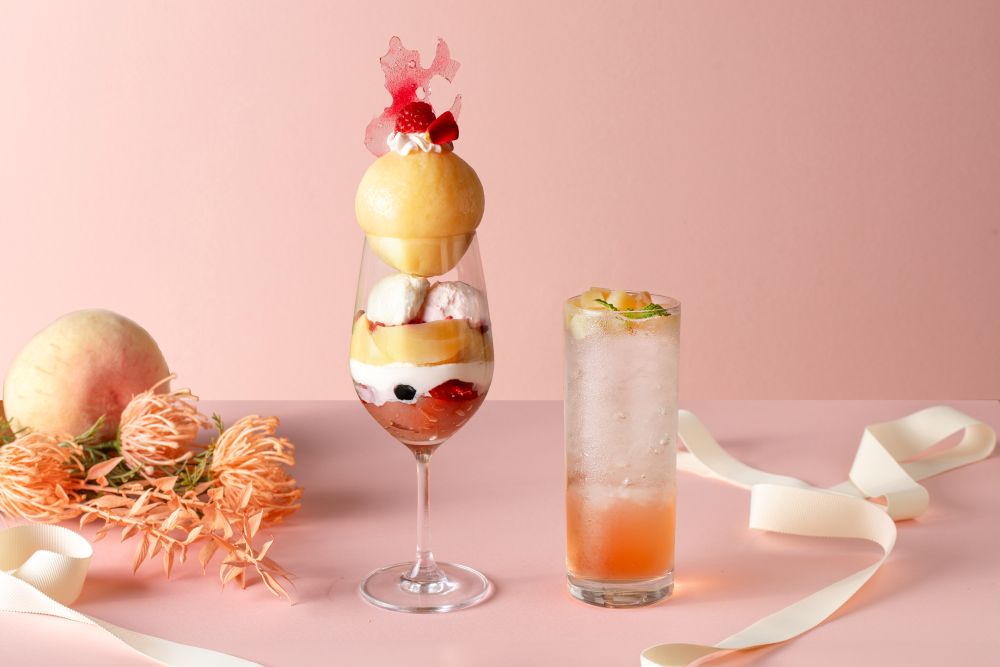 左から「ピーチパフェ」、「ピーチソーダ」イメージ