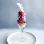 伊勢丹新宿店限定で販売される「リリック」の各日50点限定「アメリカンチェリーとピスタチオ、凍頂烏龍茶のパフェ」2,640円