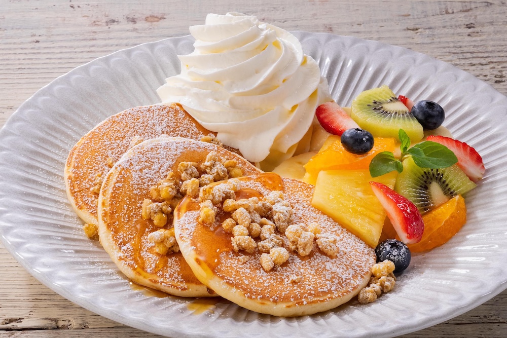 「フルーツ×みるくクリームパンケーキ(カナダ産メイプルシロップ添え)」税込み1,628円