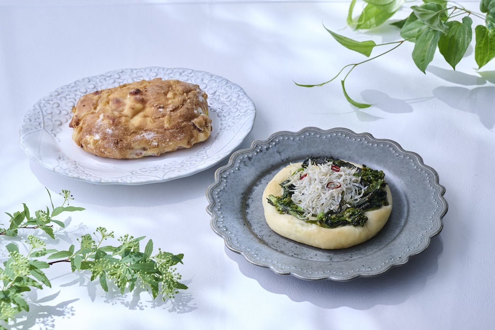左から「千葉県産とうもろこしと一豚ベーコンのチャバタ」450円、「千葉県産菜花としらすのペペロンチーノパン」500円