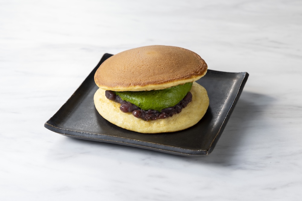 5月6日より順次発売する「ふわもち生どら焼 濃い宇治抹茶クリーム」イメージ