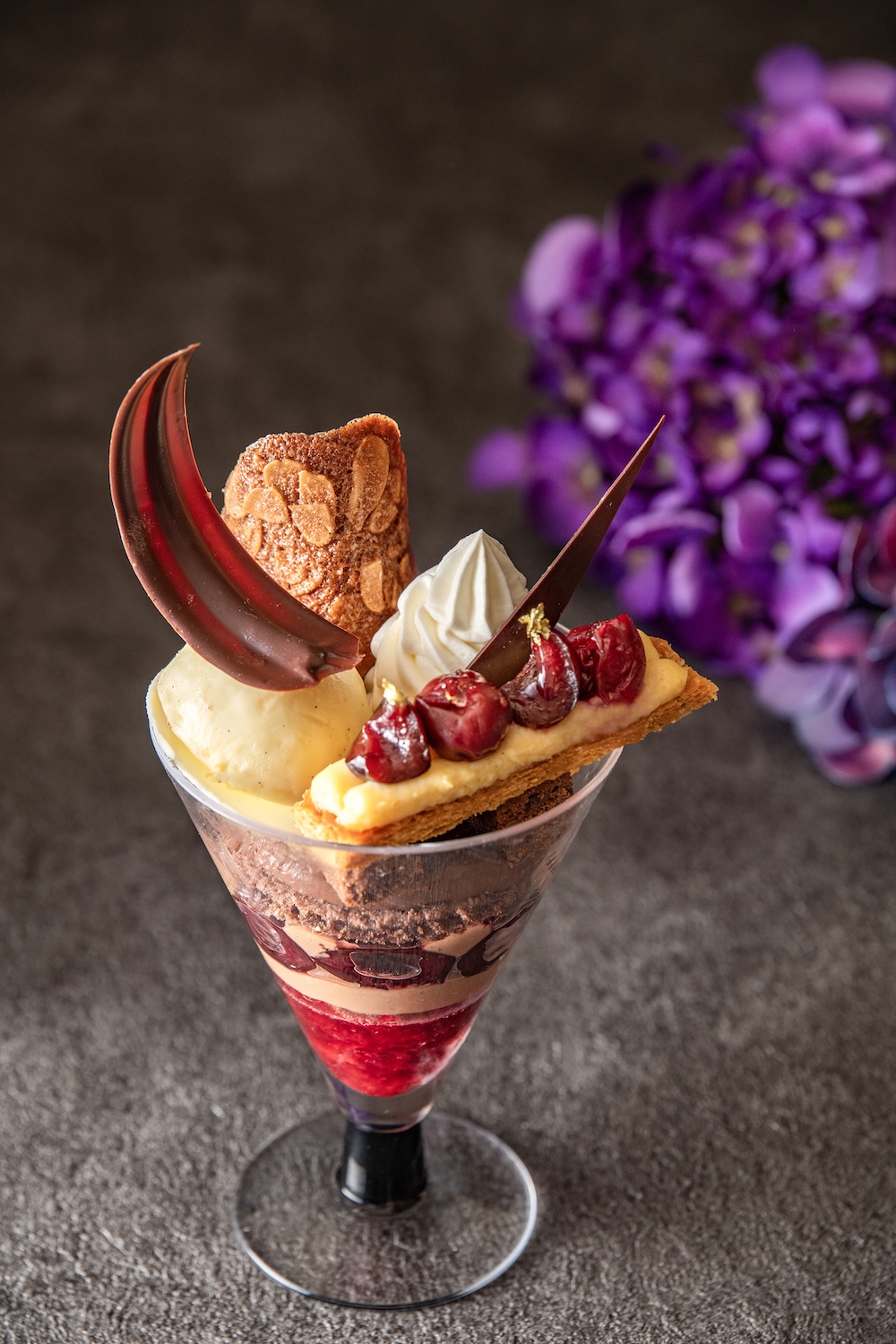 「チョコレートとチェリーのパフェ」イメージ