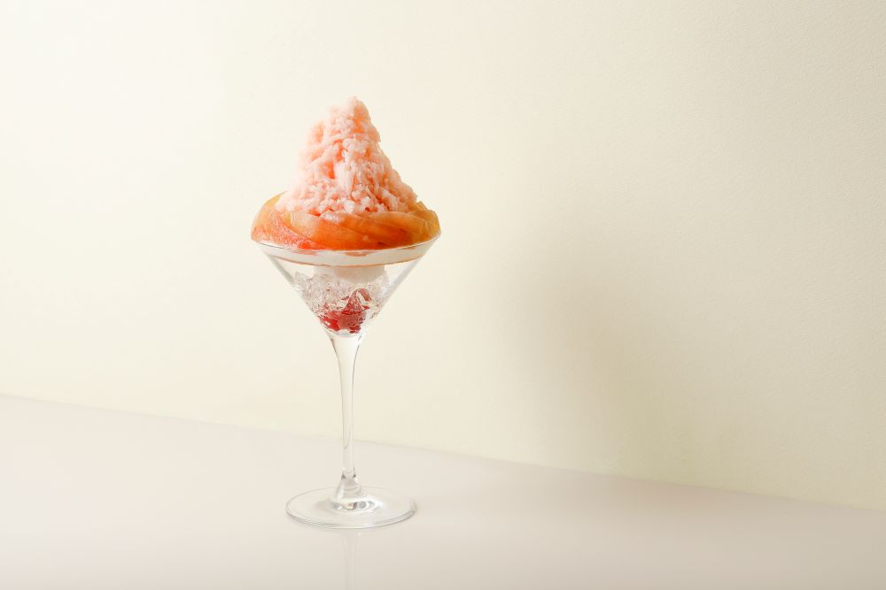 「白桃のパフェ 桃のかき氷 レモンバーベナジュレ」ドリンク付き・税込み4,680円(別途サービス料)