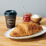 左から「ポール」の「ホット・コーヒー」Mサイズ・税込み486円〜、「クロワッサン」テイクアウト・税込み388円、イートイン・税込み396円