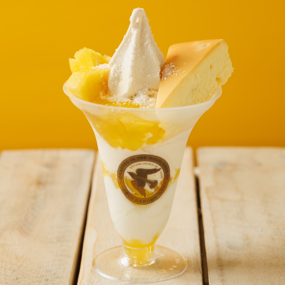 カフェ店舗限定メニュー「季節の御用邸パフェ パイナップル」イメージ