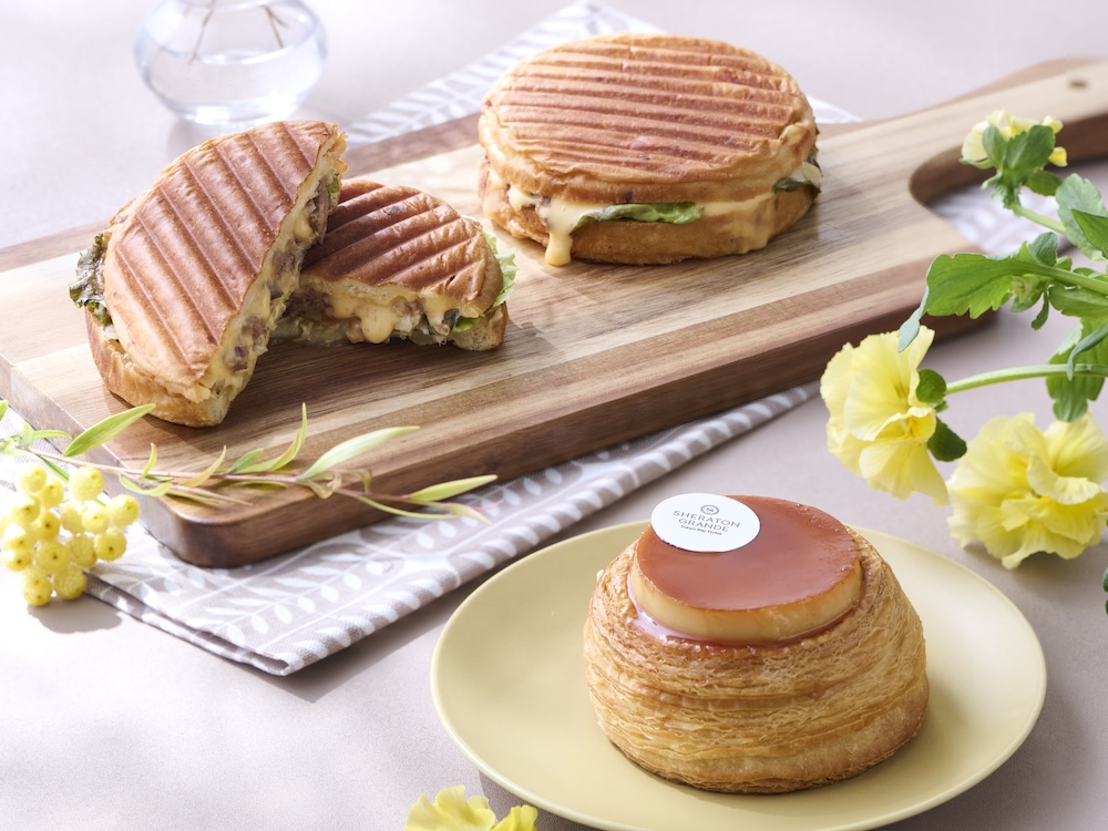 左から「プルドポークのグリルチーズサンド」600円、「カスタードプリンデニッシュ」550円