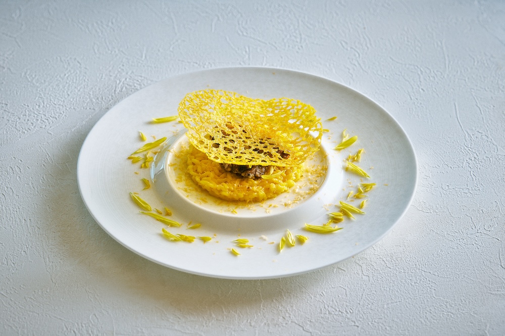 36階の「All-Day Dining OASIS GARDEN」で展開する「サフランリゾット」税込み3,800円（サービス料含む）