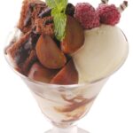 6月4日~7月1日の期間、7階の「英国屋」にて販売する「渋皮マロンのチョコレートパフェ」税込み1,350円