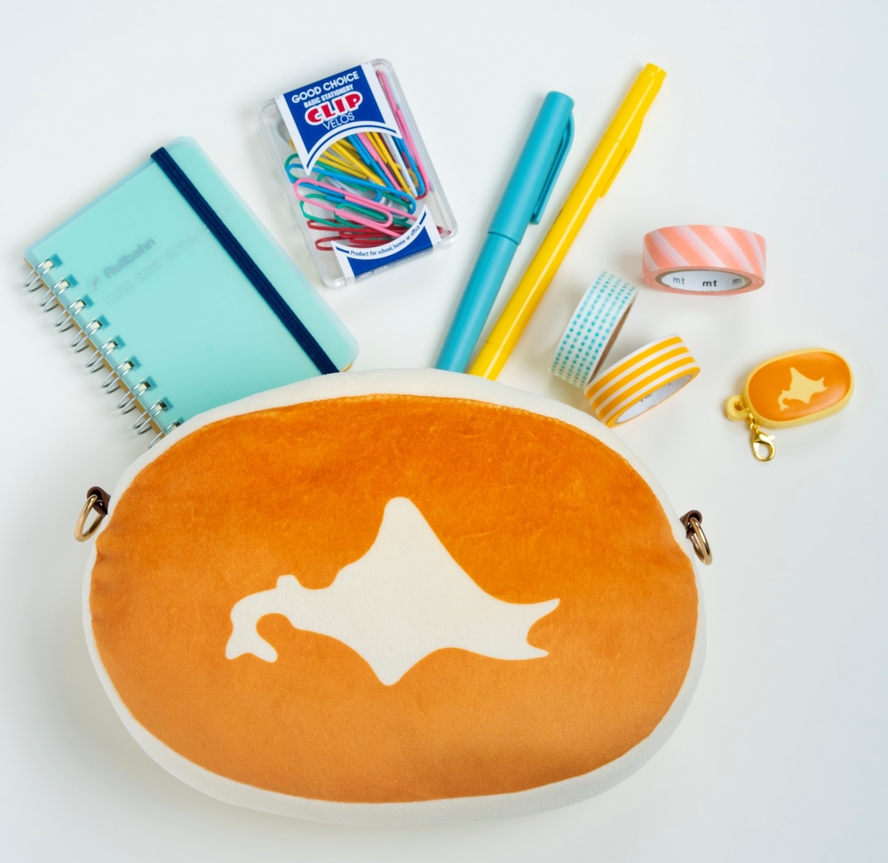 「北海道チーズ蒸しケーキ ほんものみたいなふわふわポーチBOOK」限定特典ポーチのイメージ