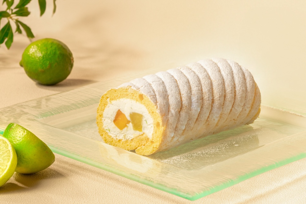 季節のロールケーキ「ライムフロマージュとトロピカルフルーツのビスキュイロール」イメージ